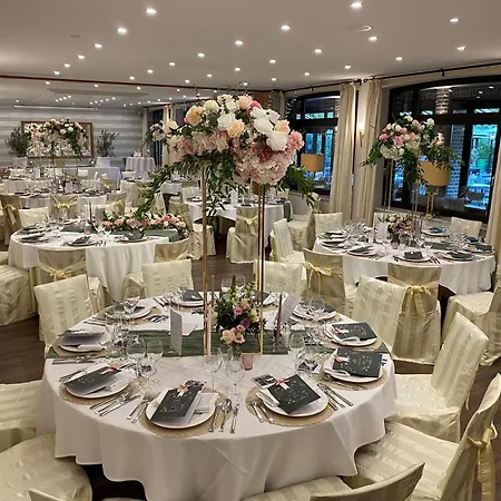 Burg & Eventlocation فندق 4*